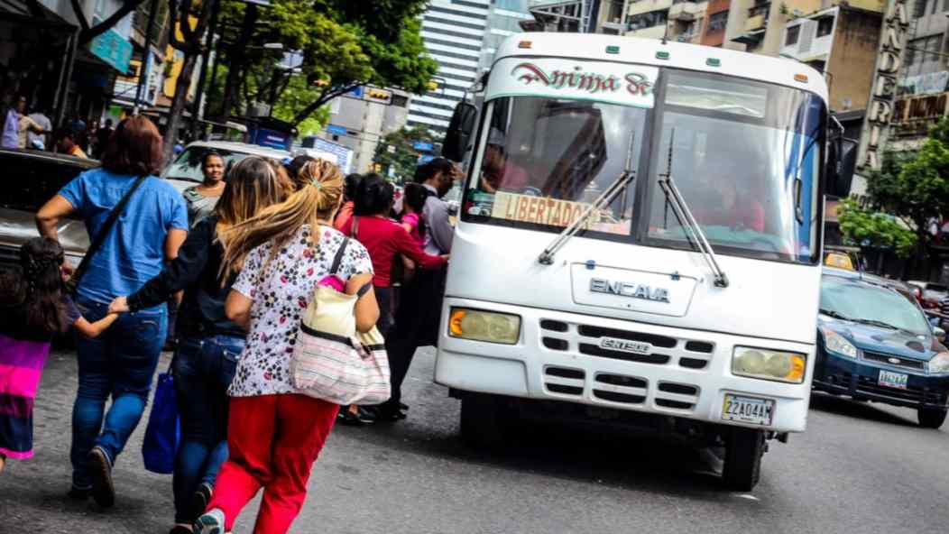 Transportistas extraurbanos piden aumento de tarifas para evitar colapso que obligó a la gente a "caminar más de la cuenta"