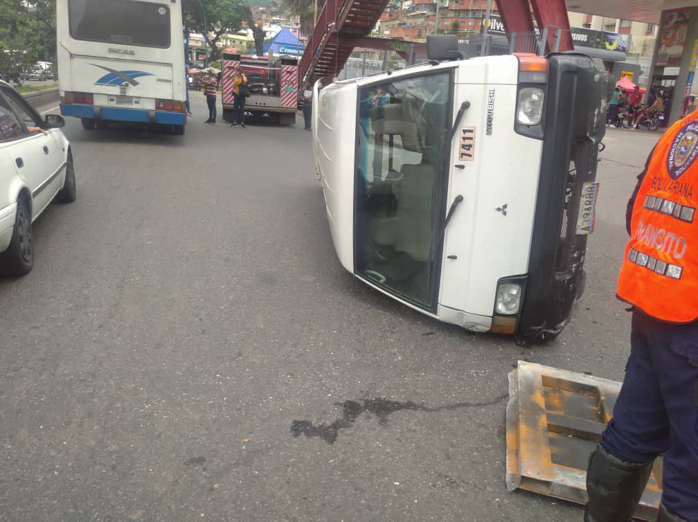Se viraliza increíble video de camioneta que volcó en plena vía de El Valle, Caracas