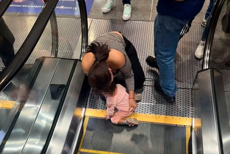 Video de terror: Manito de niña de dos años quedó atorada en escaleras mecánicas de centro comercial